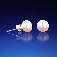 Klasické strieborné náušnice s bielou perlou